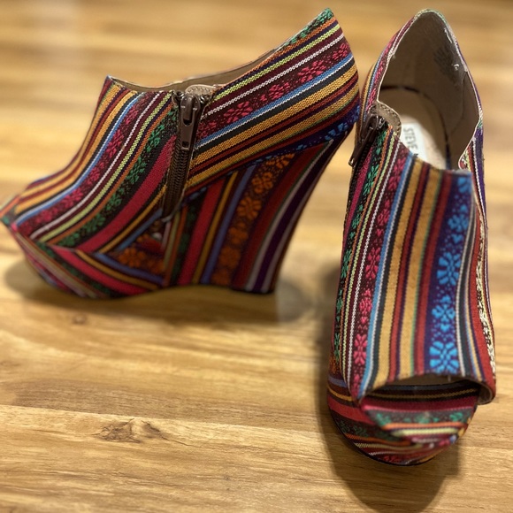 Aztec Patterned Wedge Heels - Picture 2 of 6